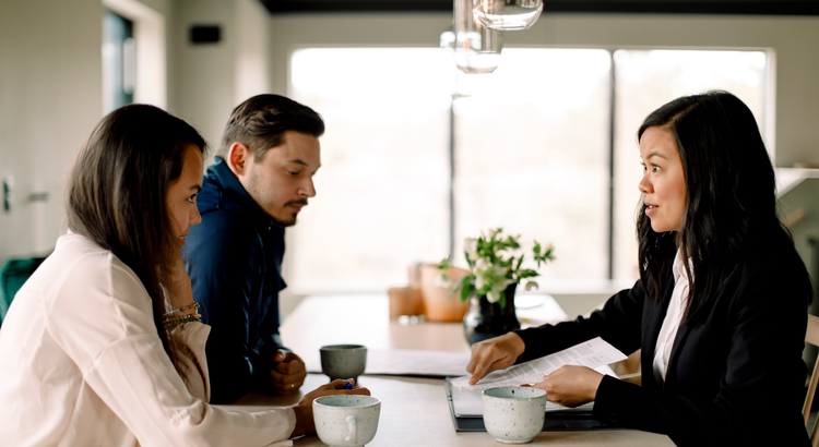 Si usted se está preparando para vender su casa esta primavera, una de las primeras conversaciones que tendrá con su agente es sobre cuánto acceso quiere dar a los compradores.