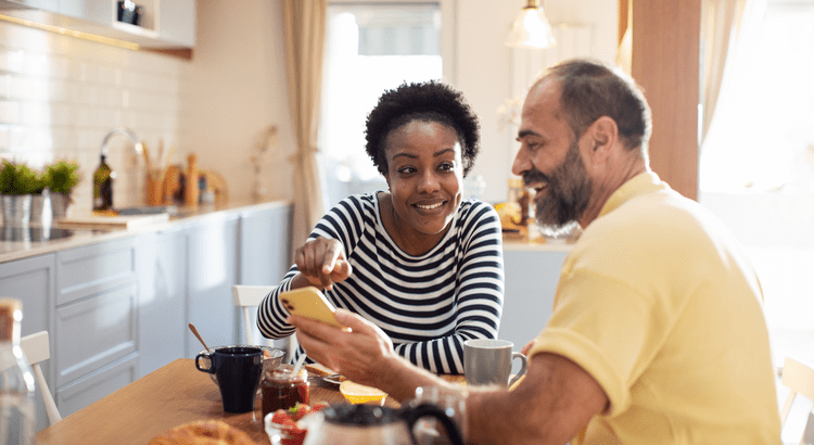 Como alguien que está pensando en comprar o vender una casa, probablemente esté prestando mucha atención a las tasas hipotecarias y preguntándose qué le espera en el futuro.