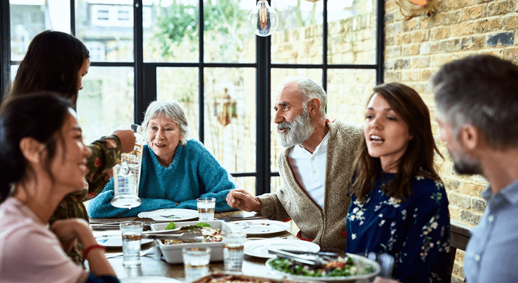 Por qué más personas están comprando casas multigeneracionales hoy en día Simplifying The Market