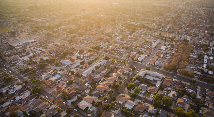 El nuevo año está a la vuelta de la esquina, y es posible que se pregunte si 2024 será el momento adecuado para comprar o vender una casa.