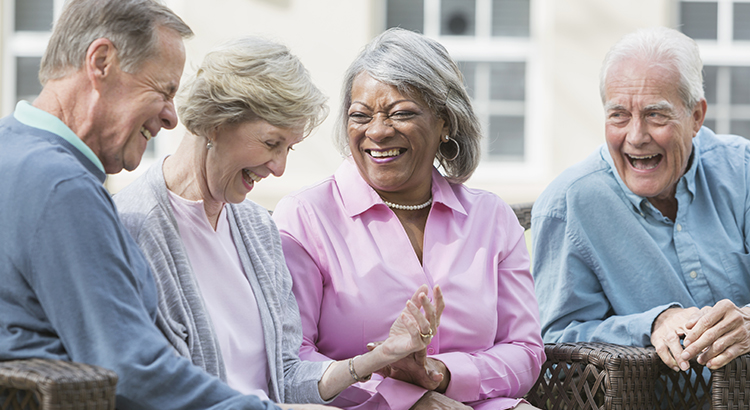 Los muchos beneficios de envejecer en una comunidad