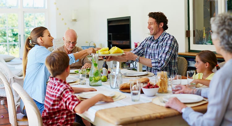 Millones de estadounidenses han descubierto los beneficios de los hogares multigeneracionales