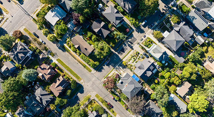 No hay duda de que el mercado de la vivienda actual es muy diferente al frenético de los últimos años. En la segunda mitad del 2022, hubo un cambio drástico en bienes raíces, y causó que muchas personas hicieran comparaciones con la crisis de la vivienda del 2008. Si bien puede haber algunas similitudes, al observar ahora las variables claves en comparación con el último ciclo de la vivienda, existen diferencias significativas.

